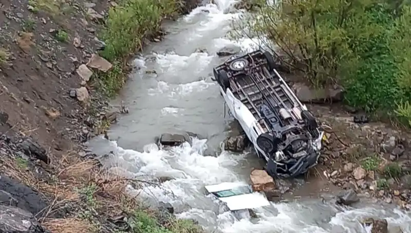 Hakkari'de Feci Kaza: Minibüs Dereye Devrildi, İki Can Gitti
