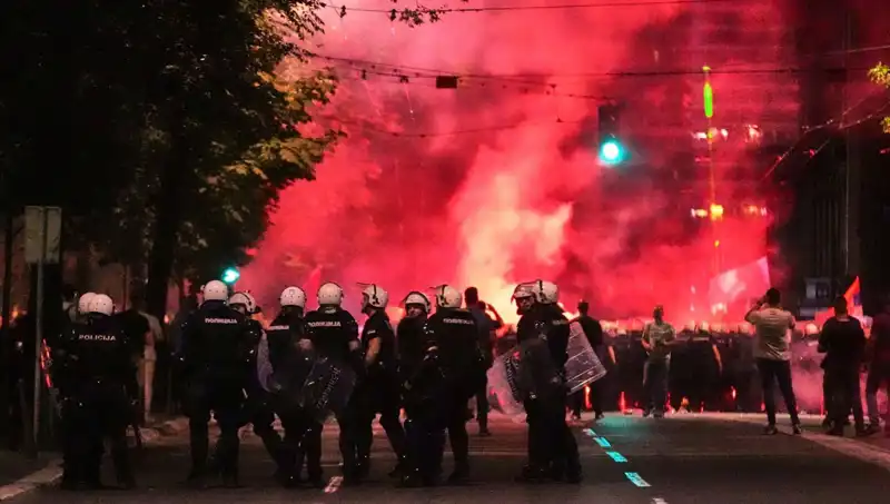 Sırbistan'da Erken Seçim İçin Sokağa Çıkan On Binler, Gözaltılarla Karşılaştı!