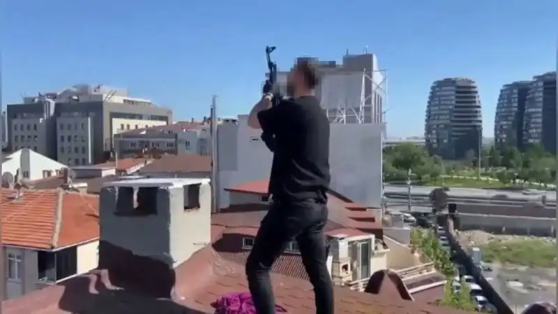 İstanbul'da Yakalanan Şüpheliler Çatıya Kaçarak Bacadan Silah Saldırısına Hazırlanmıştı