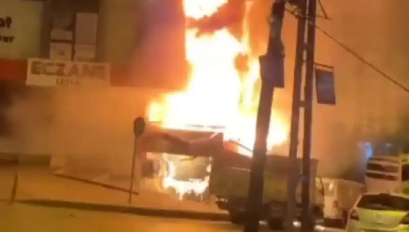 Başakşehir'de İş Merkezinde Korkutan Yangın: Olay Yeri Detayları ve Son Gelişmeler