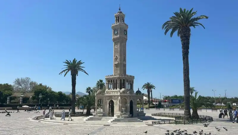 İzmir'de Sıcaklar Zor Durumda! 42 Derecede Boşalan Meydanlar