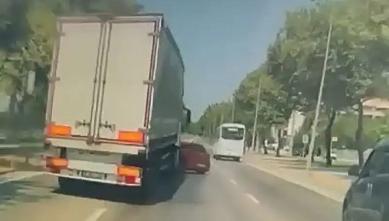 Bursa’da Kör Nokta Kazası: Trafik Güvenliği İçin Alınan Önlemler Yetersiz mi?