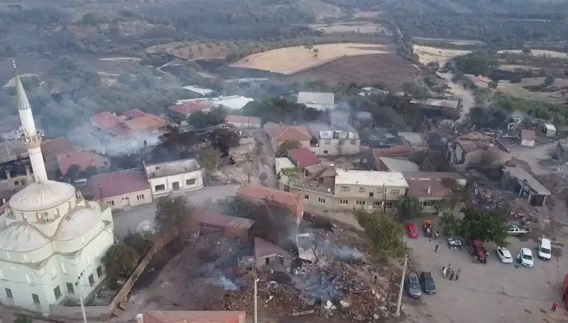 Çanakkale'deki Orman Yangını Havadan Görüntülendi: İtfaiye Ekipleri Mücadele Ediyor!
