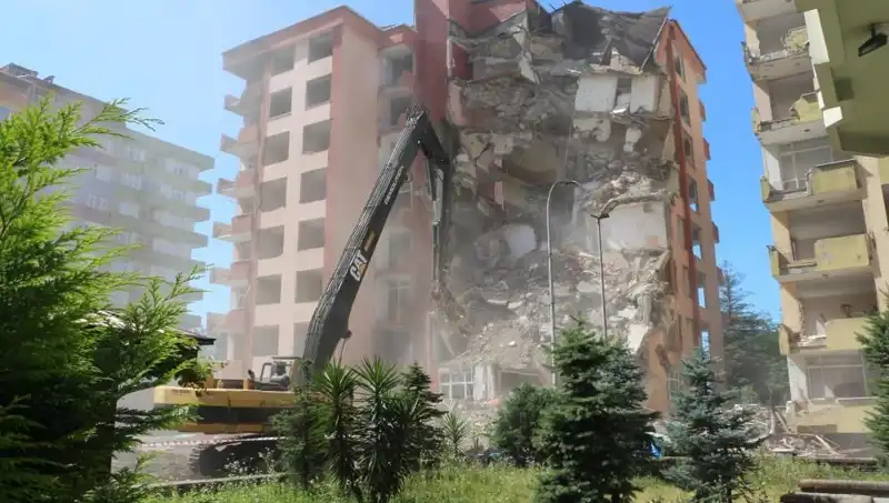 Dalgalar Depremi Aratmayan Etki Yaratırken İki Bina Yıkılmak Üzere Hazırlanıyor