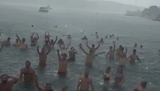İstanbul'un Bebek Sahili’nde Yağmura Rağmen Denize Giren Kalabalık Neşesi