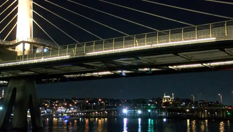 Metro Köprüsünden Denize Düşen Kişiyi Arama Çalışmaları Hız Kesmeden Devam Ediyor