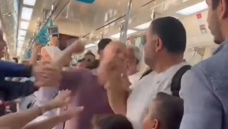 Marmaray'da Yaşanan Yumruklu Kavga Yolcuları Şoke Etti