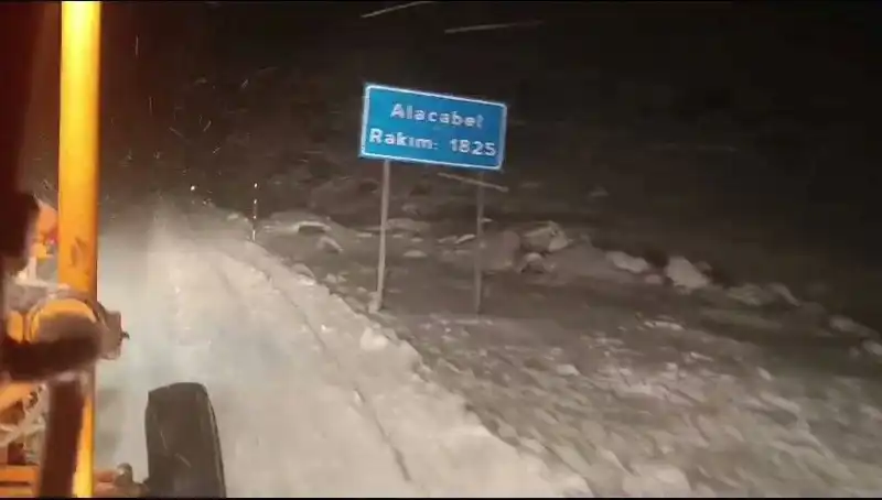 Antalya'da Kışın İlk Karı Yağdı: Şehir Bembeyaz Oldu!