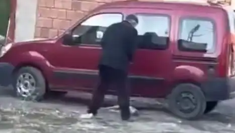 Sokak Ortasında Köpeğe Uygulanan Şiddet Gözlerimizi Yaşarttı
