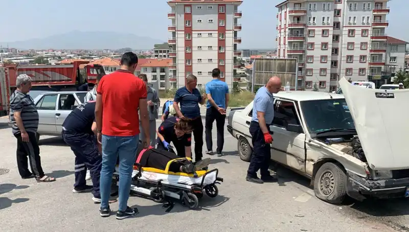 Kavşakta Yaşanan Kaza: İki Kişi Yaralandı, Olay Anı Kamerada!