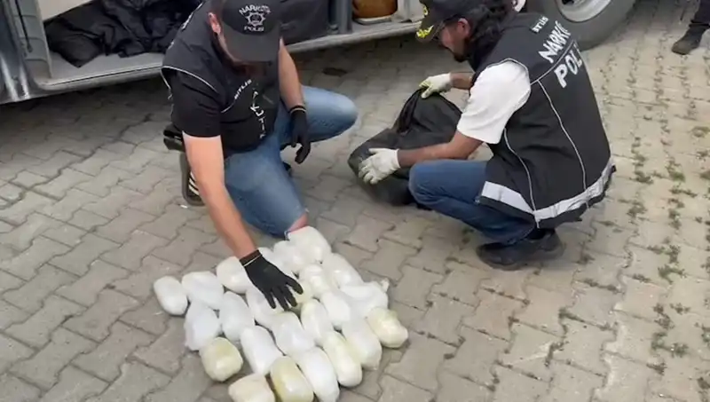 Yolcu Valizinden Tam 13 Kilo Metamfetamin Çıktı: Uyuşturucu Ticaretiyle Mücadele