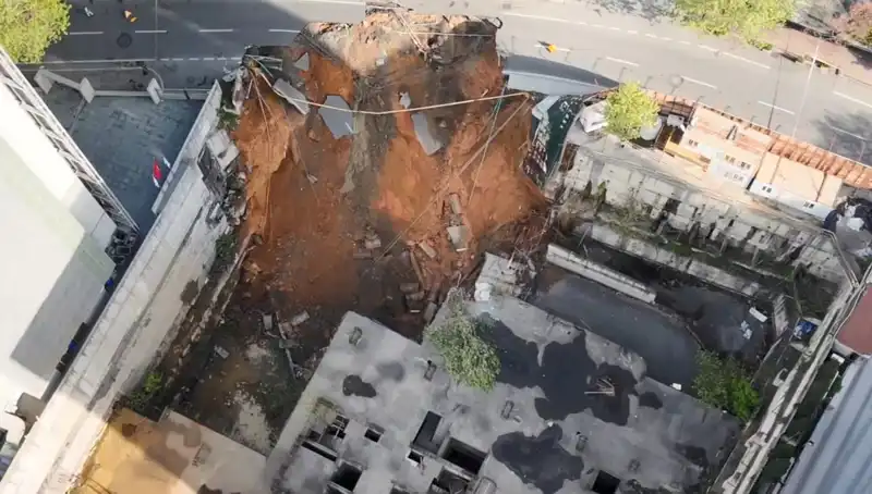 Sarıyer'de Şok: Cadde Çöktü, Trafik Kaosa Döndü!