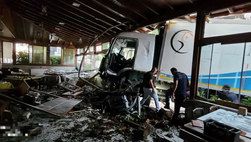 Freni Boşalan Kamyon, Restoranın Kapısına Kadar Uçtu!