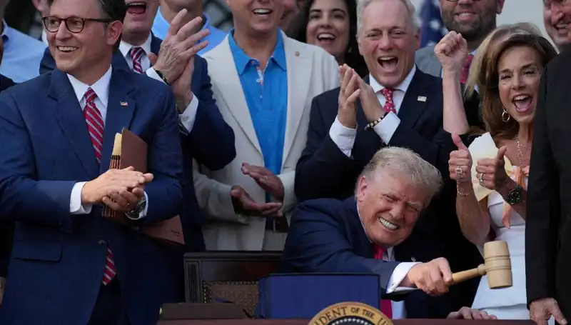 Trump, Uygun Fiyatlı Sağlık Hizmeti İçin "Büyük, Güzel Yasa Tasarısı"nı İmzaladı