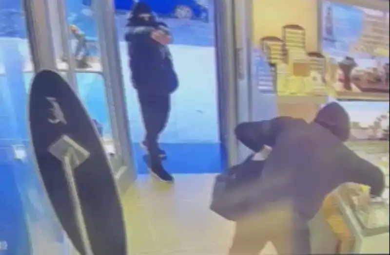 Ümraniye'de Maskeli Soyguncuların Korkunç Eylemi Güvenliği Tehdit Ediyor