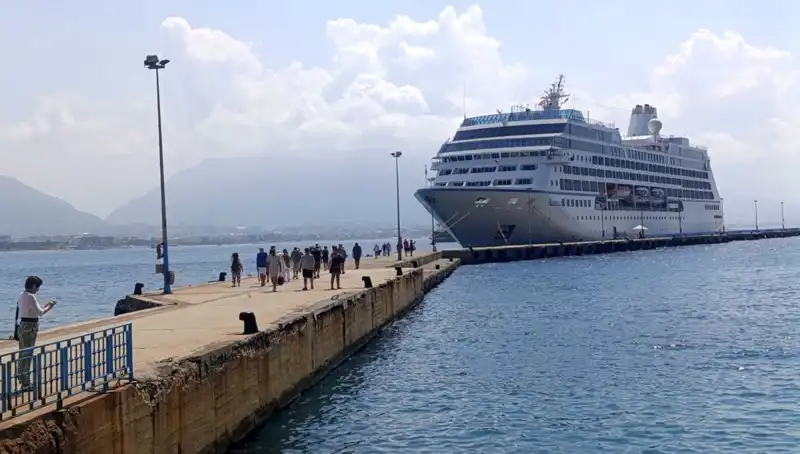 ABD’li Turistler Alanya'yı Kruvaziyerle Ziyaret Etti: Şehirde Heyecanlı Anlar Yaşandı