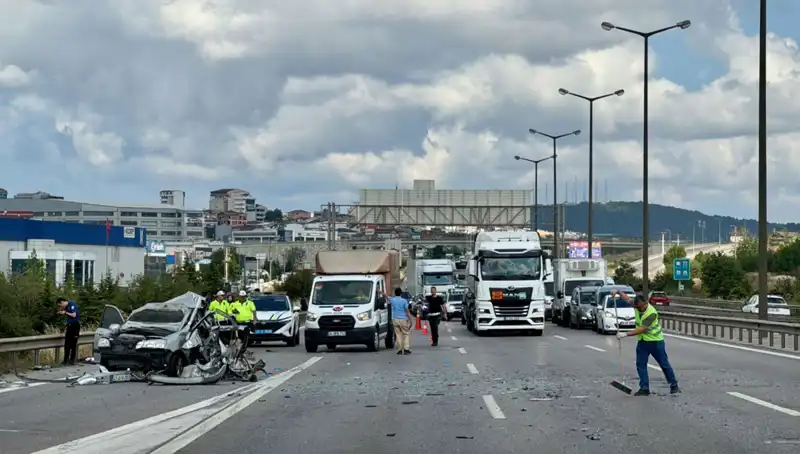 Otoyolda Feci Kaza: Üç Kişi Araçta Sıkıştı, Trafik Kapatıldı!