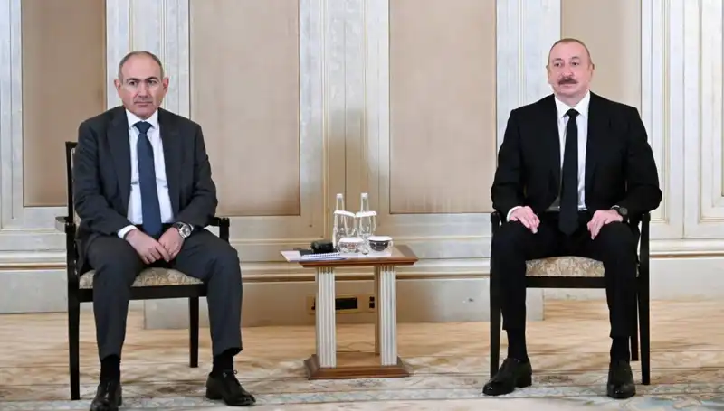 Aliyev ve Paşinyan Abu Dabi’de Barış Görüşmeleri İçin Bir Araya Geldi