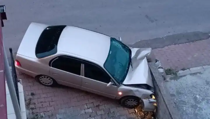 Kontrolü Kaybeden Araç Duvara Çarparak Demir Yığınına Dönüştü