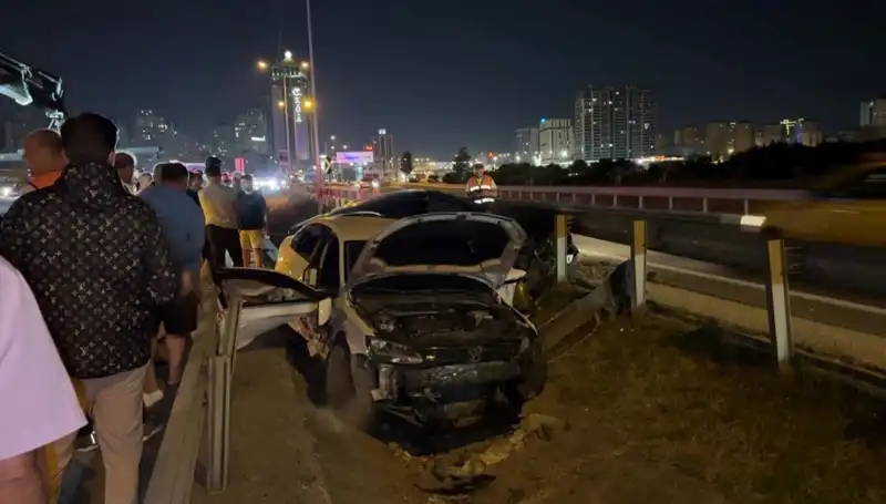 Otomobiller Yol Ayrımında Boşluğa Düştü: Kaza Anının Gizemini Çözün