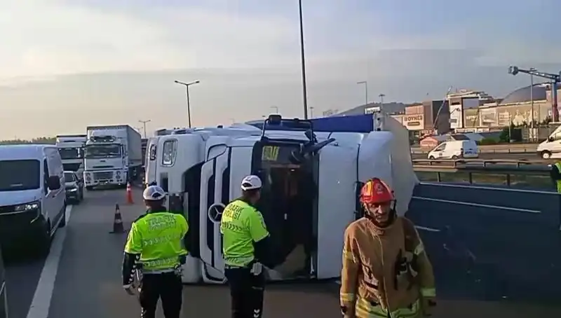 Pendik TEM Otoyolu'nda TIR Devrildi: İstanbul Yönünde Kilitlenen Trafik