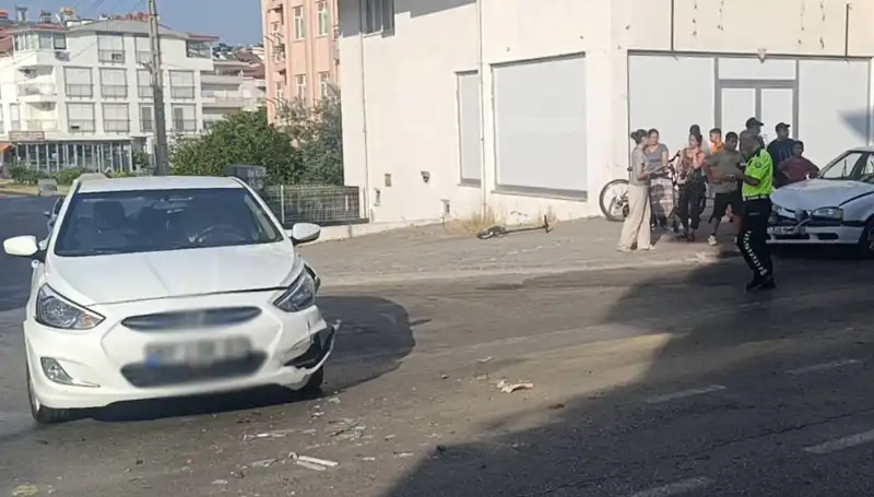Antalya'da Feci Kaza: İki Otomobil Çarpıştı, Yaralıların Durumu Ciddi