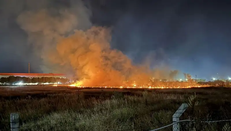 İzmir'de Gece Yarısı Yangın Paniği: Komşular Fırtına Gibi Alevlere Koştu