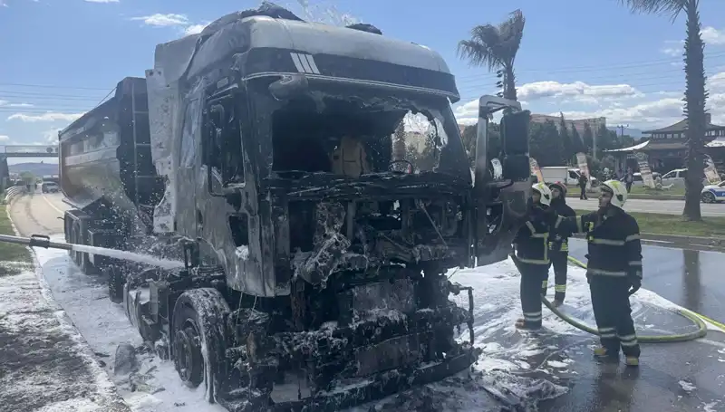 Kum Yüklü TIR Alev Alev Yandı: Yolda Panik Yaşandı!