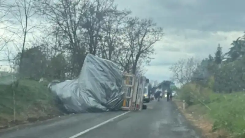 Tekirdağ'da Saman Yüklü TIR Devrildi, Trafik Durma Noktasına Geldi