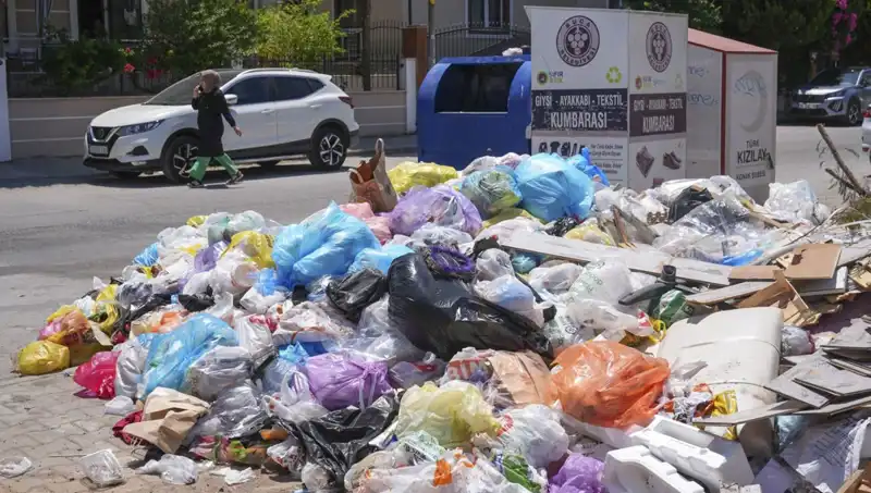 İzmir'de Çöp Krizi: Sokaklar Yığınlarla Kaplı, Çözüm Gecikiyor!