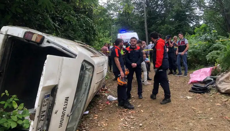 Rize'nin Yokuşlarında Ürperten Kaza: Minibüs Yamaçtan Yuvarlandı