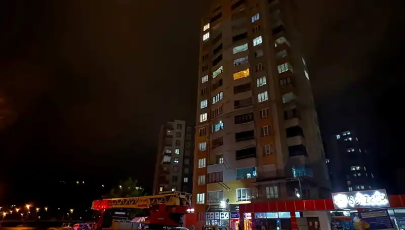 Yıldırım Düşmesi Apartmanda Korku Dolu Anların Yaşanmasına Sebep Oldu