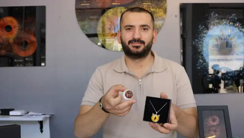 İris Fotoğraflarını Takı ve Tabloya Dönüştüren Sanatçı: “İlk Uygulayan Kişi Benim”