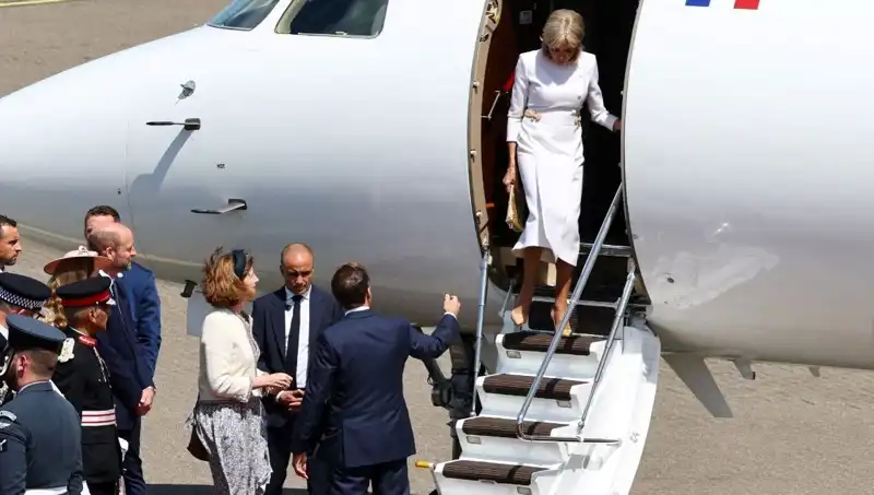 Macron Çiftinin Arasındaki Kriz Büyüyor: Elini Uzattı, Eşi Geri Çekildi