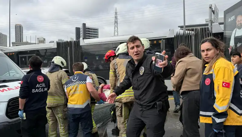 İstanbul Metrobüsünde Feci Kaza: Seferler Askıya Alındı, Hayatını Kaybedenler Var