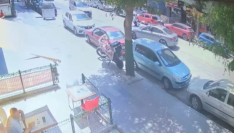 Karşıdan Karşıya Geçen Yaya Arabanın Hedefi Oldu: Korku Dolu Anlar