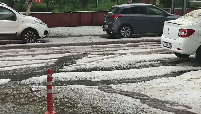 Ardahan'da Dolu Yağışı Şehri Beyaza Bürüdü: Doğa Büyüleyici Bir Manzara Sundun