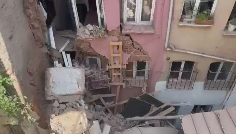 İstanbul’da Üç Katlı Bina Balkonunda Tuhaf Çökmeler: Olayın Sebepleri Neler?