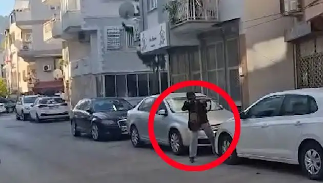 İzmir'de Saldırganla Çatışma: Güvenlik Kameraları Anbean Kaydetti