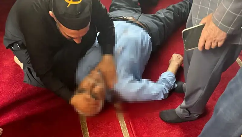 Cami İçinde Namaz Kılan Birey Bıçaklı Saldırıya Uğradı: Detaylar Şok Edici