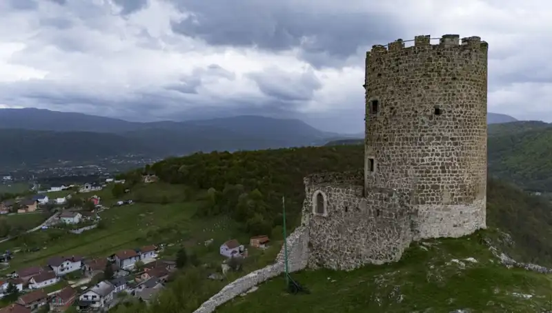 Bosna-Hersek’te Tarihin İzlerini Süren Sokolac Kalesi