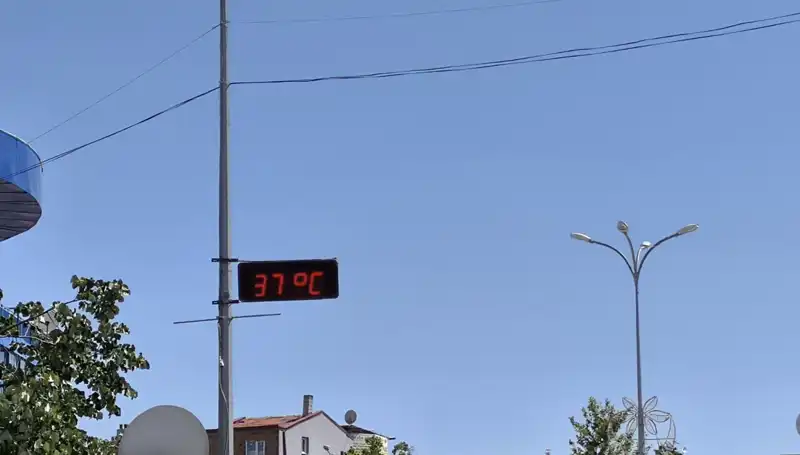 Termometreler Sıcaklık Rekorları Kırıyor: İlçede 38 Dereceyi Geçti