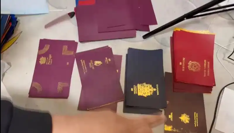 Sahte Pasaport ve Vize Çetesi Engellendi: Operasyonun Detayları Aydınlatıldı!