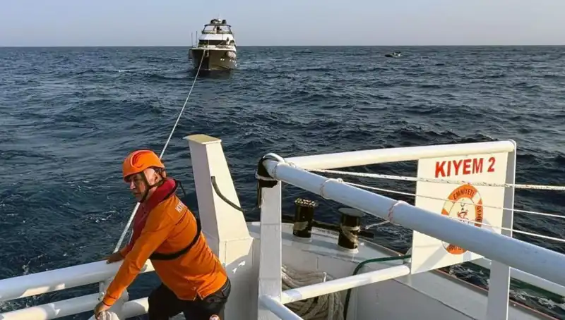 Marmaris Açıklarında Mucizevi Kurtuluş: Sürüklenen Tekneye Ekipler Ulaştı