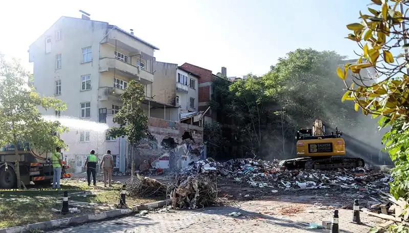 Sındırgı'da Depremler Devam Ediyor: Can ve Mal Kaybı Endişeleri Arttı