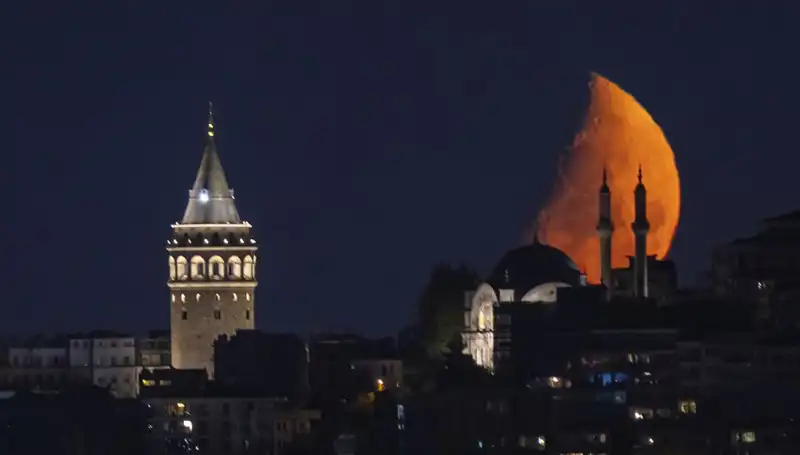 İstanbul'da Yarım Ay Görüntüsüyle Büyüleyen Gece Manzarası